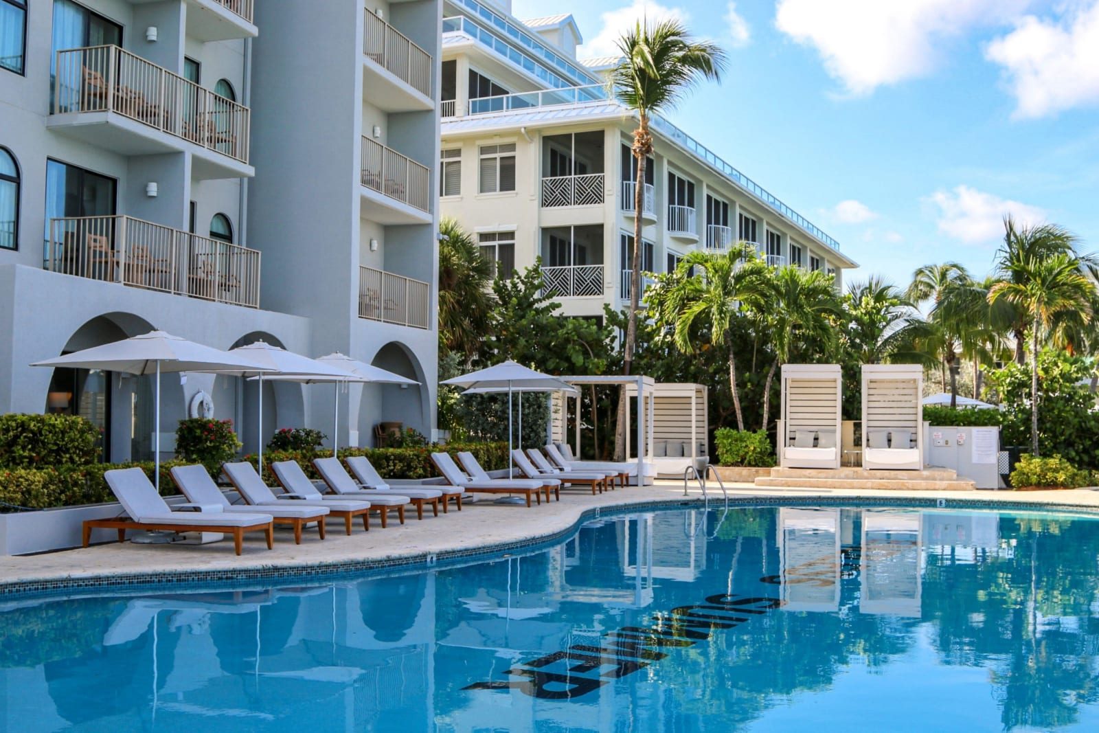 The pool and sun loungers at the Grand Cayman Marriott Resort